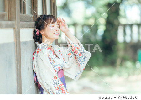 眩しい表情をする夏の女性 眩しい表情をする夏の女性 77485336