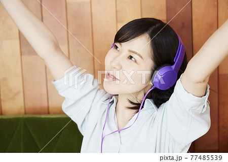 音楽を聴いている女性 音楽を聴いている女性 77485539