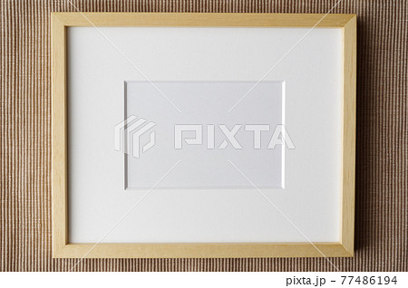 シンプルな木製フォトフレームの写真素材 [77486194] - PIXTA