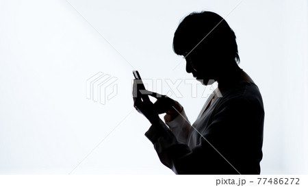 シルエット スマホ シニア女性 手元 シルエット スマホ シニア女性 手元 77486272