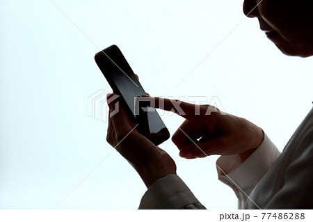 シルエット  スマホ　シニア女性　手元 77486288