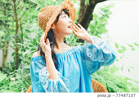 若い女性のリゾートイメージ 77487137