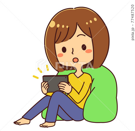 くつろぎながらタブレットを観る女性　イラスト素材 77487520