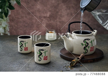 Black tea, pouring tea from tea pot in a white, - Stock Photo [98799334]  - PIXTA