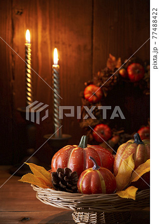キャンドルを灯したハロウィンイメージ 77488422