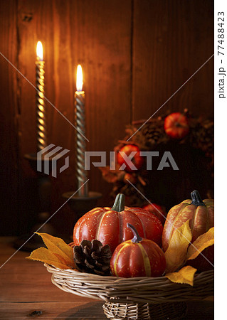 キャンドルを灯したハロウィンイメージ 77488423