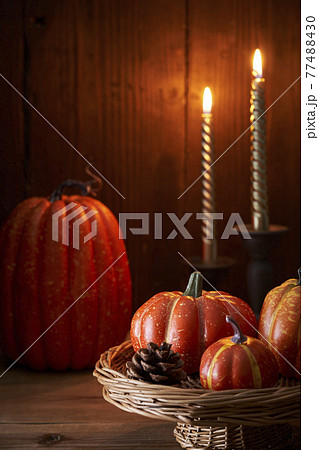 キャンドルを灯したハロウィンイメージ 77488430