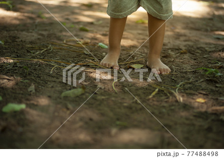 children's barefoot on ground 77488498