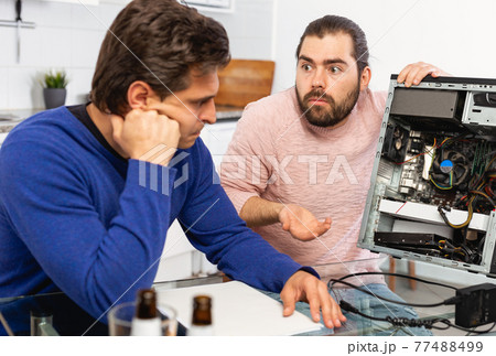 Men do not know how to repair a computer 77488499