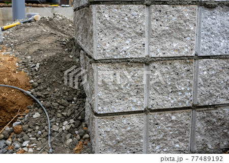 新築一戸建ての外構工新築一戸建ての外構工事現場（ブロック積み）事現場（ブロック積み） 77489192