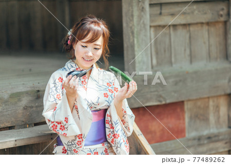 お盆のお供物を持つ浴衣姿の女性 お盆のお供物を持つ浴衣姿の女性 77489262