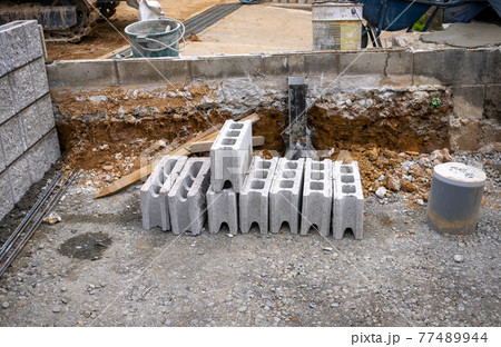 外構工事現場 古いブロック塀撤去とブロック積み の写真素材 外構工事現場 古いブロック塀撤去とブロック積み の写真素材