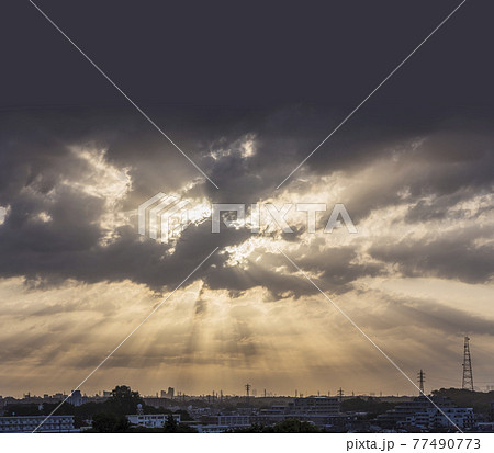住宅地の朝 早朝 朝日 朝焼け 朝日 太陽 光芒 雲の写真素材