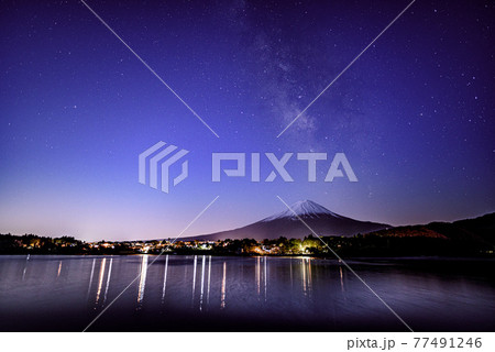 (山梨県)天の川と富士山のシルエット・河口湖 (山梨県)天の川と富士山のシルエット・河口湖 77491246