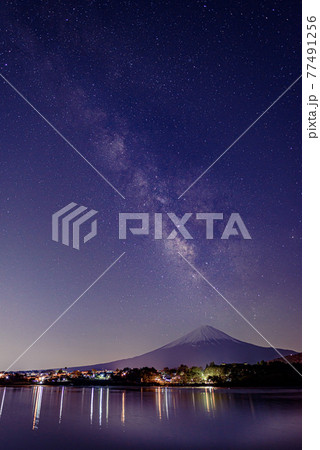 (山梨県)富士山のシルエットと天の川 (山梨県)富士山のシルエットと天の川 77491256