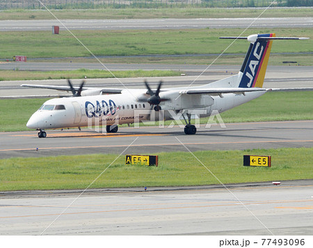 空港で滑走路までタクシングするプロペラ旅客機 77493096