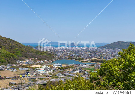 高松市郊外風景 ため池と瀬戸内海 (香川県高松市) 高松市郊外風景 ため池と瀬戸内海 (香川県高松市) 77494661