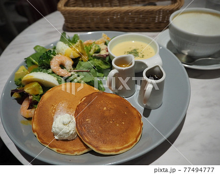 パンケーキとエビのサラダの写真素材