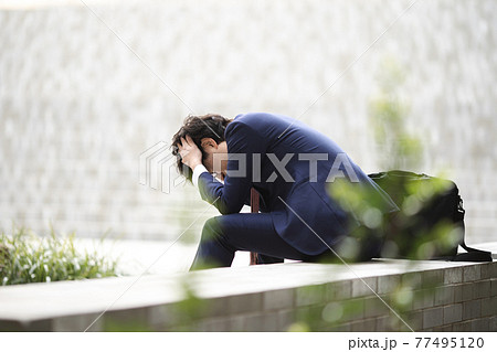 ビジネスマン　屋外　悩む　後ろ姿 77495120