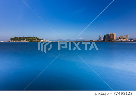 初夏のさわやかな青空の下の穏やかな海と江ノ島、富士山 77495128