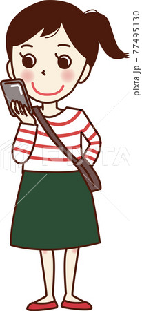 スマホを持っている笑顔の女性。 77495130