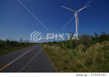 道路と風力発電所 道路と風力発電所 77495707