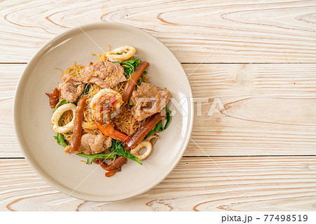 Stir-fried rice vermicelli and water mimosa with mix meat 77498519