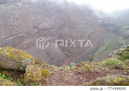 ヴェスヴィオ火山の火口 77498606