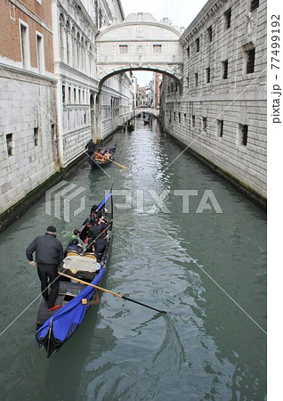 イタリア ベニス 運河 溜息の橋 ゴンドラ ゴンドリエ 船頭 の写真素材