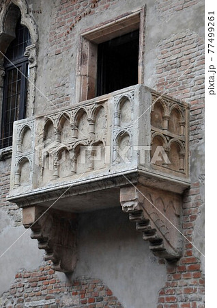 イタリア、ヴェローナ、ジュリエッタの家のバルコニー イタリア、ヴェローナ、ジュリエッタの家のバルコニー 77499261