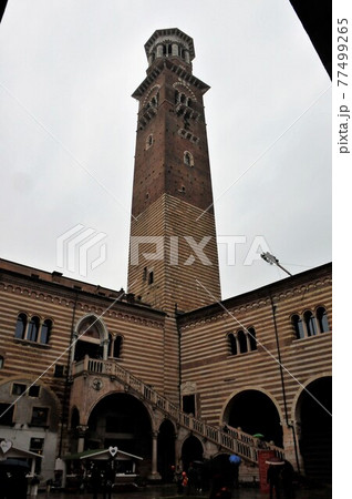 イタリア、ヴェローナ、ランベルティの塔、シニョーリ広場 イタリア、ヴェローナ、ランベルティの塔、シニョーリ広場 77499265