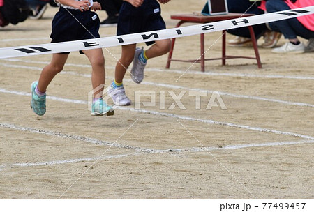 小学生のかけっこゴール直前 77499457