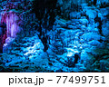 カラフルにライトアップされた氷柱 77499751