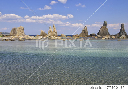 奇岩が一列に連なる橋杭岩の朝景 77500132
