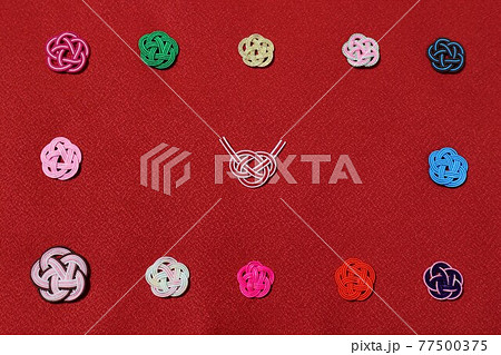 水引細工のフレーム あわじ結びと梅結び 背景レッド 水引細工のフレーム あわじ結びと梅結び 背景レッド 77500375