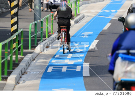 自転車専用レーン 青いベルト 自転車専用レーン 青いベルト 77501096