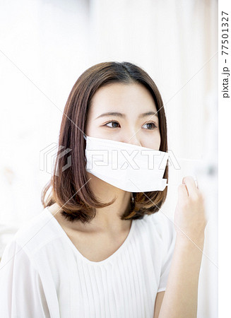 マスクをつける女性 77501327