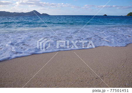 南国の透明度高く綺麗なビーチ 奄美大島の打田原ビーチ 南国の透明度高く綺麗なビーチ 奄美大島の打田原ビーチ 77501451