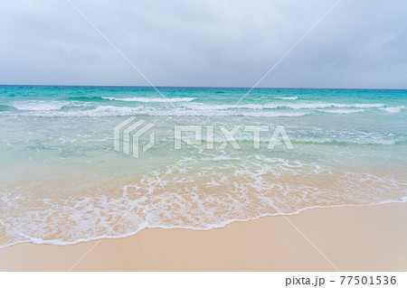 夏の碧い海と透明な渚と白い砂浜ビーチの風景 77501536