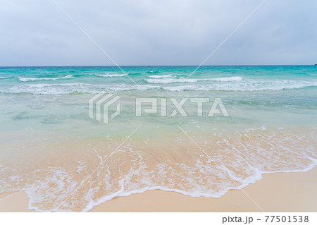 夏の碧い海と透明な渚と白い砂浜ビーチの風景 77501538