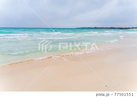 夏の碧い海と透明な渚と白い砂浜ビーチの風景 77501551
