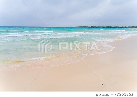 夏の碧い海と透明な渚と白い砂浜ビーチの風景 77501552