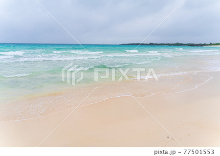 夏の碧い海と透明な渚と白い砂浜ビーチの風景 77501553
