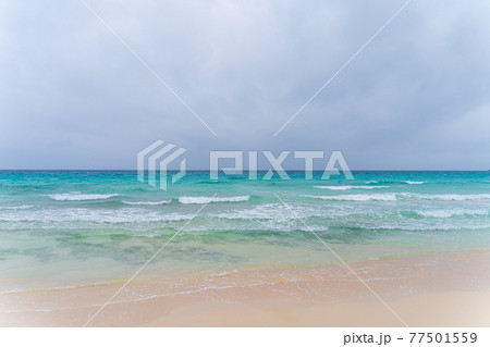 夏の碧い海と透明な渚と白い砂浜ビーチの風景 夏の碧い海と透明な渚と白い砂浜ビーチの風景 77501559