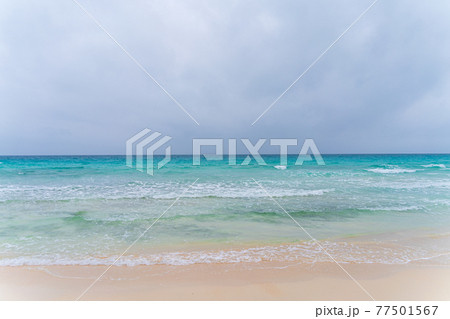 夏の碧い海と透明な渚と白い砂浜ビーチの風景 77501567