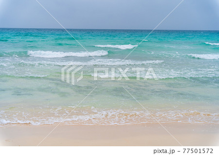 夏の碧い海と透明な渚と白い砂浜ビーチの風景 77501572