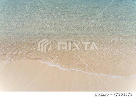 夏の碧い海と透明な渚と白い砂浜ビーチの風景 77501573