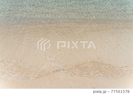 夏の碧い海と透明な渚と白い砂浜ビーチの風景 77501576