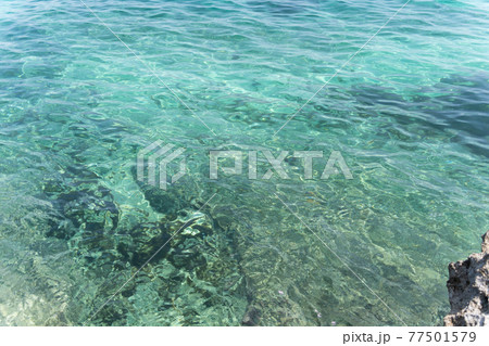 夏の碧い海と透明な渚と白い砂浜ビーチの風景 77501579