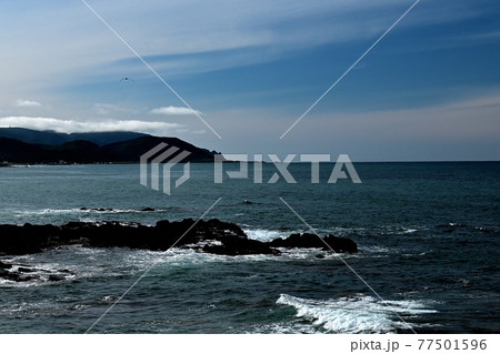 日高山脈がオホーツク海に沈む晴天の北見神威岬。 77501596